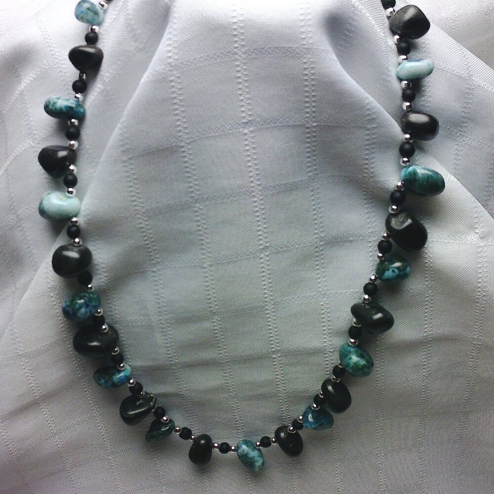 No1824 Handmade necklace with polished stones, glass beads and metal beads